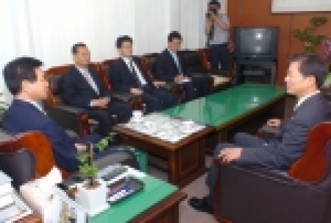 7.13 오전 9시 30분 한화갑 대표는 신임 천정배 법무부 장관의 예방을 받고 중앙당 대표실에서 환담을 나눴다.