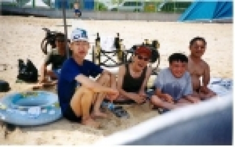 서울시는 장애인 편의시설의 모든 조건들을 갖추고  자유로이 이용할 수 있는 시설(숙박․취사․화장실․휠체어도로․물놀이포함)을 무료제공하여 부담 없이 서울을 비롯한 전국의 장애인들이 이용 할수 있는 장애인 무료해변캠프를 운영한다. 바다를 향한 젊은 미소가 싱그럽다.
