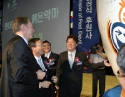 『현대자동차-붉은악마 공식 후원 조인식』에서 승리기원 대형 축구공 '굿윌볼' 행사를 가졌다.(왼쪽부터 국가대표팀 조 본프레레 감독, 현대차 김동진 부회장, 대한축구협회 조중연 부회장, 붉은악마 신경수 의장)