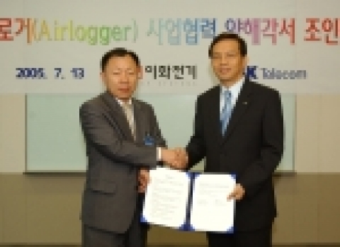 SK텔레콤 이수영 솔루션 사업 본부장(右)과 이화전기 김욱동 사장(左)이 MOU를 체결하고 있는 모습.