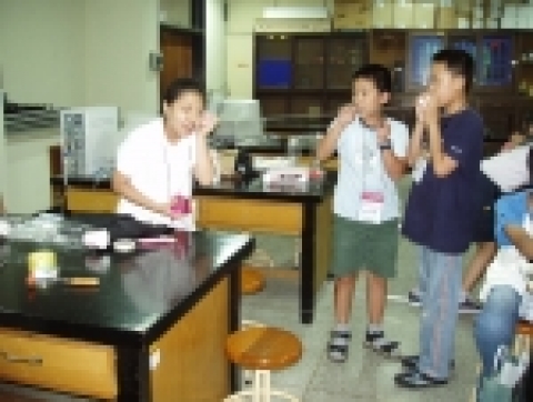 경상대학교는 2005년 제8, 9기 과학체험학습을 희망하는 중학생 각 60명을 7월 20일까지 모집한다. 사진은 지난해 과학체험학습 모습.