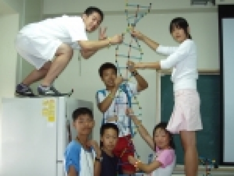 경상대학교는 2005년 제8, 9기 과학체험학습을 희망하는 중학생 각 60명을 7월 20일까지 모집한다. 사진은 지난해 과학체험학습 모습.