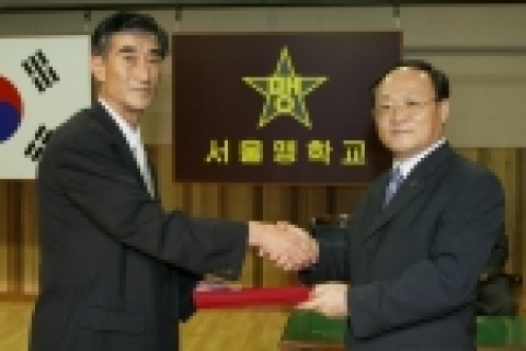 LG복지재단(대표이사:具滋暻 LG명예회장)은 한국특수교육총연합회를 통해 전국 13개 시각장애 특수학교에 독서확대기 31대와 컴퓨터 74대 등 총 1억 6천만원 상당의 시각장애인 교육용 기자재를 기증했다고 13일 밝혔다. 사진은 정윤석(鄭胤錫) LG복지재단 상무(사진 오른쪽)가 배무남(裵武男) 한국특수교육총연합회 회장에게 기증서를 전달하고 있는 모습