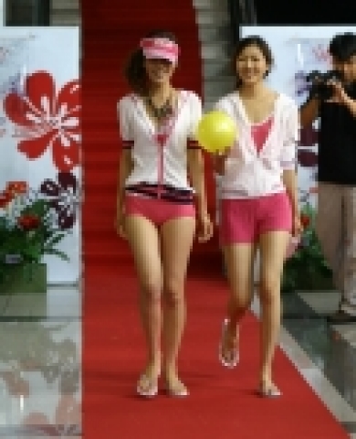 스포츠 브랜드 ‘헤드’가 7월 13일 과천 코오롱타워 별관에서 ‘HOT SUMMER 패션쇼’를 열고 휴가를 앞둔 직원들에게 휴양지에서 어울리는 ‘리조트 룩’과 ‘비치웨어’를 선보였다.