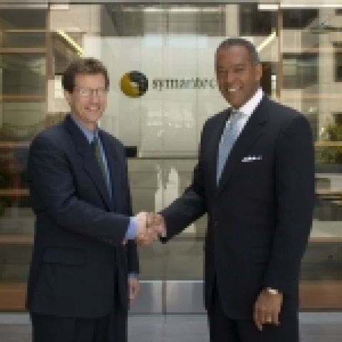 합병완료를 기념하며 악수를 나누고 있는 &#039;전 베리타스 CEO이자 현재 시만텍의 부회장 겸 사장인 게리 블룸(왼쪽)과 시만텍 회장 겸 CEO인 존 톰슨(오른쪽)