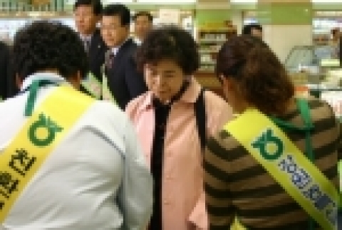 강원도는 삼성테스코 홈플러스와 제휴해 「강원농특산물전」을 개최한다. 이번 특판전은 강원 농특산물의 우수성을 널리 알리는 계기가 될 것이다.