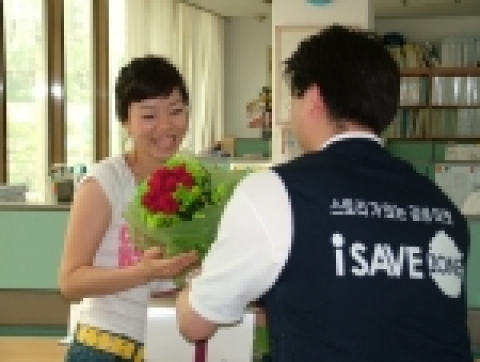 아이세이브존 '진짜 김삼순 김상식 찾기' 이벤트에 응모한 LG텔레콤 고객지원센터 김삼순(24) 씨에게 무료 케익배달 증정장면임(7월 13일)