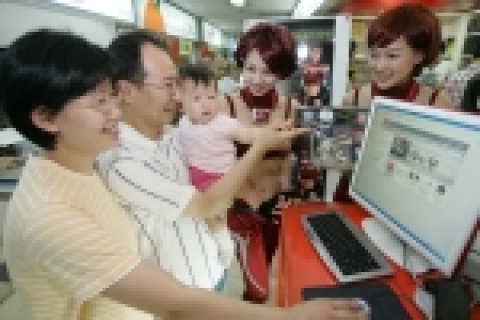 자녀와 함께 상가를 찾은 가족이 루비걸에게 제품 설명을 듣고 있다.