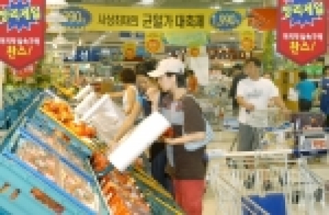 삼성테스코 홈플러스는 14일부터 27일까지 전점에서 생필품과 바캉스용품을 최대 50% 저렴하게 구매할 수 있는 대규모 할인행사를 마련하자, 홈플러스 영등포점은 행사 첫날부터 상품을 저렴하게 마련하려는 고객들로 크게 붐볐다.