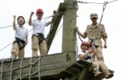 여름방학을 맞은 대학생들이 충남 천안 국립중앙청소년수련원에서 열린 KTF 청소년독립군사관학교에 참가,역사고증을 통해 재현한 유격 훈련 등 독립군 훈련을 체험하고 있다.