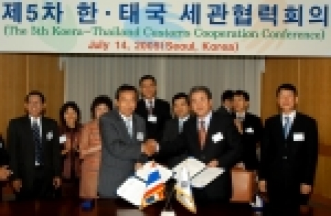 박진헌 관세청 차장(사진 오른쪽)은 7월 14일 한국을 방문한 마나스 캄팍디(Manas Kampakdee) 태국 관세청 차장과 제5차 한·태국 세관협력회의를 개최하여 양국간 교역확대방안에 대한 의견 교환 및 직원연수 확대 등에 대하여 합의하였다