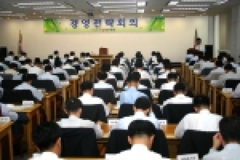 광주은행(은행장 정태석)이 2005년 상반기 경영성과를 분석하고, 하반기 경영목표와 전략방향을 점검하는『2005년 하반기 경영전략회의』를 개최하여, 경영진과 부점장간 일체감 조성과 재도약을 다짐하는 자리를 가졌다.