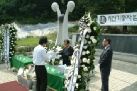 강원대학교(총장 최현섭) 의과대학(학장 한 헌 교수)은 2005년 7월 14일(목) 오후 2시 30분, 의과대학내 위령비에서 2005년 시신기증자 합동추도식을 거행하였다.
