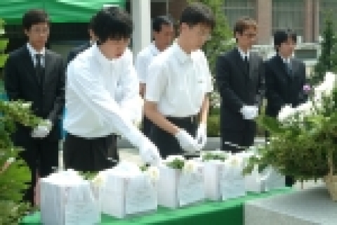 강원대학교(총장 최현섭) 의과대학(학장 한 헌 교수)은 2005년 7월 14일(목) 오후 2시 30분, 의과대학내 위령비에서 2005년 시신기증자 합동추도식을 거행하였다.