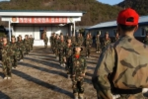 지난해 8월, 해병대캠프에 참가한 청소년들이 무주훈련장에서 교관의 지시에따라 훈련에 임하고 있다.