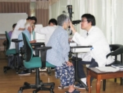 김안과병원 의료진이 노인종합복지관에서 주민들을 대상으로 무료진료를 하고 있다.