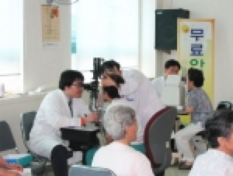 김안과병원 의료진이 노인종합복지관에서 주민들을 대상으로 무료진료를 하고 있다.