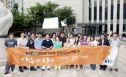 영화 ‘미녀와 야수’ 촬영 현장에서 KTF 고객들이 단역배우 출연을 마친 후 기념 촬영하는 모습
