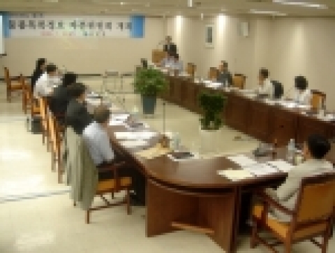 조달청(청장 최경수)은 15일 ‘2005년도 2차 목록정보자문위원회를 열어 온톨로지 상품검색시스템 이용현황과 온톨로지 고도화사업 추진현황 등을 토대로 온톨로지 발전에 관한 의견을 교환했다.
