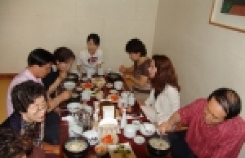 15일(금) 경남은행에서는 50개 영업점 500여명의 PB고객을 대상으로 점심시간을 이용하여 직원들과 함께 여름철 대표적 보양식인 삼계탕을 먹고 고객에게 수박을 선물하는 독특한 이벤트를 마련하였다.