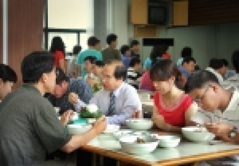 한남대 이상윤 총장이 7월15일(금) 초복을 맞아 무더운 여름 날씨에도 불구하고 열심히 근무하고 있는 교직원들에게 삼계탕 점심을 대접했다.