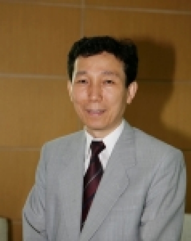 실천적 지식인으로 손꼽히는 재야 철학자 김상봉씨(문예아카데미 교장, 사진)가 15일 전남대 인문대학 철학과 교수로 특별 채용됐다.