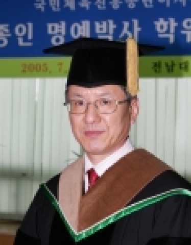 전남대는 15일 오전 11시 본부 5층 접견실에서 명예박사 학위 수여식을 개최해 국민체육진흥공단의 최고경영자로서 공공기관 혁신에 기여하고 우리나라 체육 진흥과 인권증진 등에 기여한 공로로 이종인 이사장에게 학위를 수여했다.