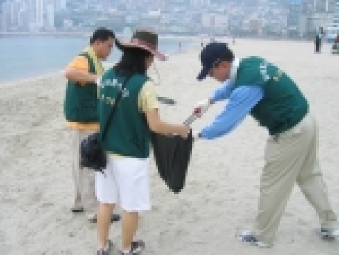 송도에서 봉사활동을 하는 부산은행 직원들