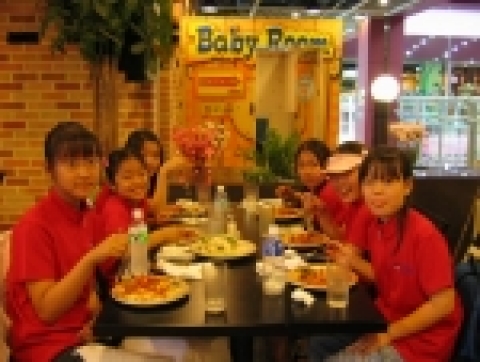 베어캐슬에서의 테디베어 체험학습에 참가한 어린이들의 즐거워하는 모습