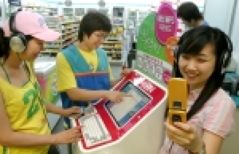 LG텔레콤(사장 南 鏞 / www.lgtelecom.com)이 국내 최대 편의점인 훼미리마트 GS25와 제휴, 세계 최초로 편의점에서 휴대폰, MP3플레이어를 이용해 디지털 음악은 물론 벨소리, 필링, 게임 등 무선인터넷 콘텐츠를 즐길 수 있는  ‘뮤직온 자판기를 설치, 서비스를 시작한다.  사진은 한 편의점에서 물건을 구입한 고객이 편의점내 설치된 뮤직온 자판기 장치에서 MP3파일을 휴대폰에 다운로드 받고 있다.
