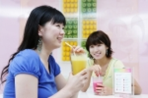 7월 23일에 명동 중앙로에 문을 여는 태평양(대표이사 徐慶培)의 플래그십 스토어 ‘디 아모레 스타(the amore STAR)도 2층 ‘비타 스타(Vita Star)’에서 젊은 층의 입맛에 딱 맞춘 웰빙음료를 판매한다.