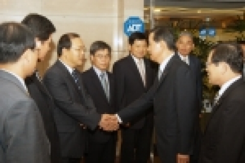 18일 취임한 신보 김규복 이사장이 직원들과 반갑게 상견례를 하고 있는 모습