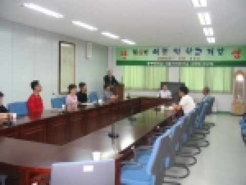 공주대학교 식품과학연구소 부설 떡가공센터(소장 식품공학과 류기형 교수)에서 7월 11일부터 26일까지 전통 떡의 가공기술을 보급하기 위한 2005년 제 6기 단기강좌를 열어 충청지역을 비롯한 서울 대구에서 온 18명의 학생과 함께 전통떡가공의 이론 및 실기교육을 하고 있다.