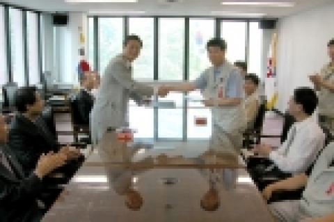 2005.6.24 정부의 공공기관 지방이전계획에 따라 전북지역으로 이전이 결정된 대한지적공사는 2005.7.18(월) 「본사 지방이전」과 관련하여 노·사협약서에 합의·서명하였다.
