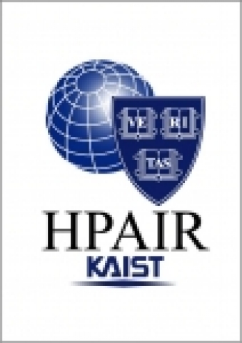 HPAIR-KAIST 로고, 하버드 문양과 카이스트 상징의 푸른빛, 세계로 뻗어가는 컨퍼런스를 나타내는 지도가 어우러져 HPAIR-KAIST 정신 반영