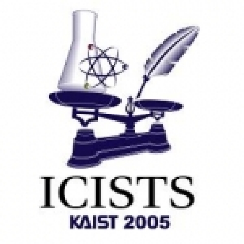 ICISTS-KAIST 2005 컨퍼런스 로고. 인문사회과학(펜), 과학기술(비이커), 원자모형 등이 천칭에서 균형, 과학기술과 사회의 균형과 상호작용을 의미함