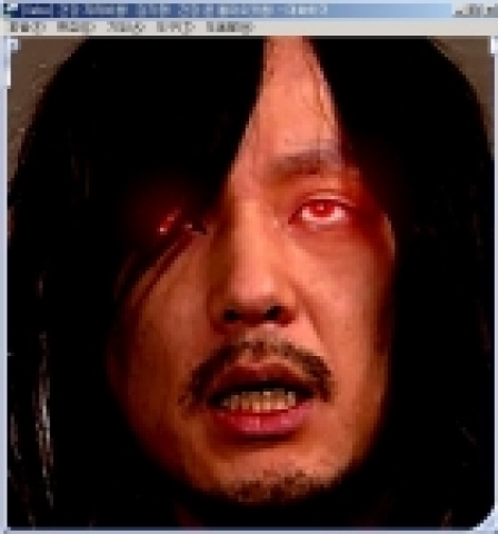 가수 ‘신해철’이 흡혈귀 복장을 하고 나타나 붉은 눈을 빛내는 윙크 아이템