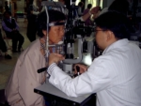 삼성SDI가 지원하는 무료 안과진료팀이 지난주 전남 함평에서 진료활동을 하는 모습