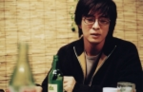 영화 '외출'에서 리얼한 연기를 위해 데뷔 이후 처음으로 취중연기를 선보인 배용준은 배신의 아픔을 겪는 슬픈 남자 인수로 분해 새로운 모습을 선보인다.