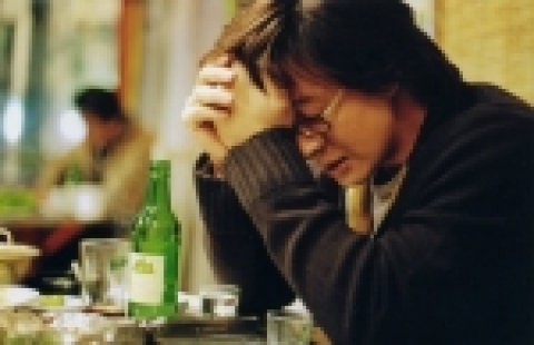 영화 '외출'에서 리얼한 연기를 위해 데뷔 이후 처음으로 취중연기를 선보인 배용준은 배신의 아픔을 겪는 슬픈 남자 인수로 분해 새로운 모습을 선보인다.