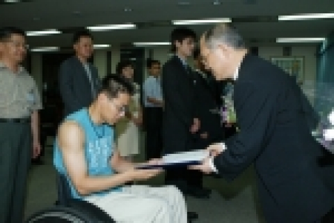 정보통신윤리위원회 위원장상 이우석씨(개인부문 우수상)