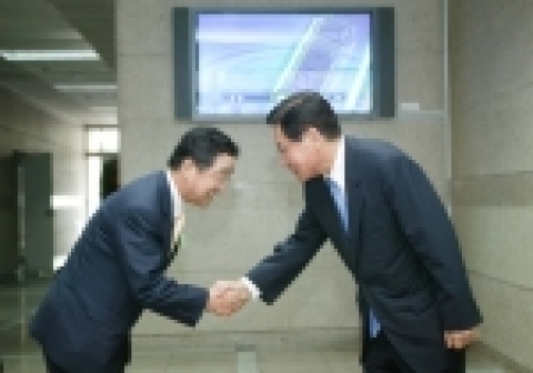 삼성전자(주)는 7. 19일 대구시에 시정홍보용 대형 TV(PDP 63인치)를 기증하였다. 이날 장창덕 부사장이 조해녕 시장을 예방 대형TV를 기증함에 따라 시는 1층 로비에 설치된 기존의 사진 영사물을 철거조치하고, 대형TV를 설치 영상홍보 시연회를 가졌다.