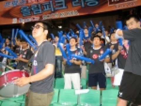 지난 17일 울산에서 열린 올림피크 리옹과 성남 일화와의 경기에서 LG로고가 새겨진 유니폼을 입은 올림피크 리옹 서포터스들이 팀의 승리를 위해 응원하고 있는 장면