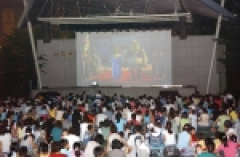 지난 19일 군포시청야외공연장에서 갖은 야외영화제에 시민 800여명이 모여 무료영화를 감상하며 무더위를 식히고 있다.