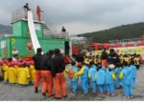 부산시소방본부는 어린이‘안전체험교실’을 운영한다.