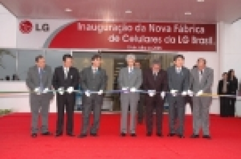 LG전자 브라질 따우빠데市 휴대폰 공장 준공식에서 브라질 룰라 대통령, LG전자 MC본부장 박문화 사장, 상파울로 주지사 제라오두 알키민, LG전자 브라질 지역대표 조중봉 부사장이 Tape Cutting을 하고 있다.