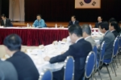 손학규 경기도지사는 20일 수원 중소기업지원센터 대회의실에서 가진 경기도 시장·군수 협의회 긴급간담회에서 “현정부의 지방분산 시책은 수도권 주민들을 기만하는 미봉책”이라고 강조했다.