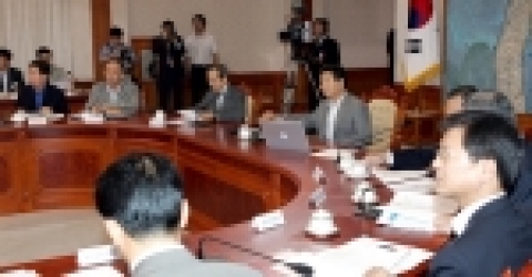 노무현 대통령은 청와대에서 행정정보공유현황 및 개선방향을 주제로 하는 국정과제회의를 주재하고 있다.
