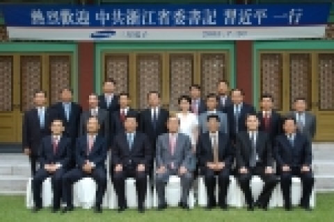 중국 저장성(浙江省) 시진핑(習近平)당서기가 20일 삼성전자 수원사업장과 기흥사업장을 방문한데 이어 저녁에는 삼성전자 윤종용부회장이 주최하는 만찬에 참석했다.
