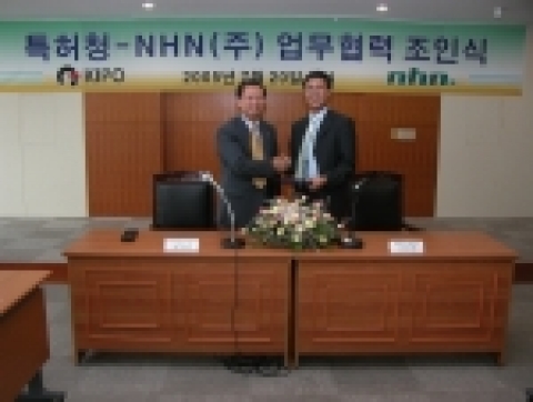NHN(대표 최휘영)은 특허정보의 활용 촉진 및 지식재산권에 대한 국민적 관심을 제고하기 위해 특허청(청장 김종갑)과 포괄적 업무 협정을 맺고 올 하반기 중 자사의 검색 포털 사이트인 네이버(www.naver.com)에서 특허관련 통합검색서비스를 제공키로 했다고 21일 밝혔다.